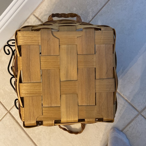 Peterboro VTG Basket w/ Handles, Removable Washable Lining & Wrought Iron Stand - Picture 9 of 15